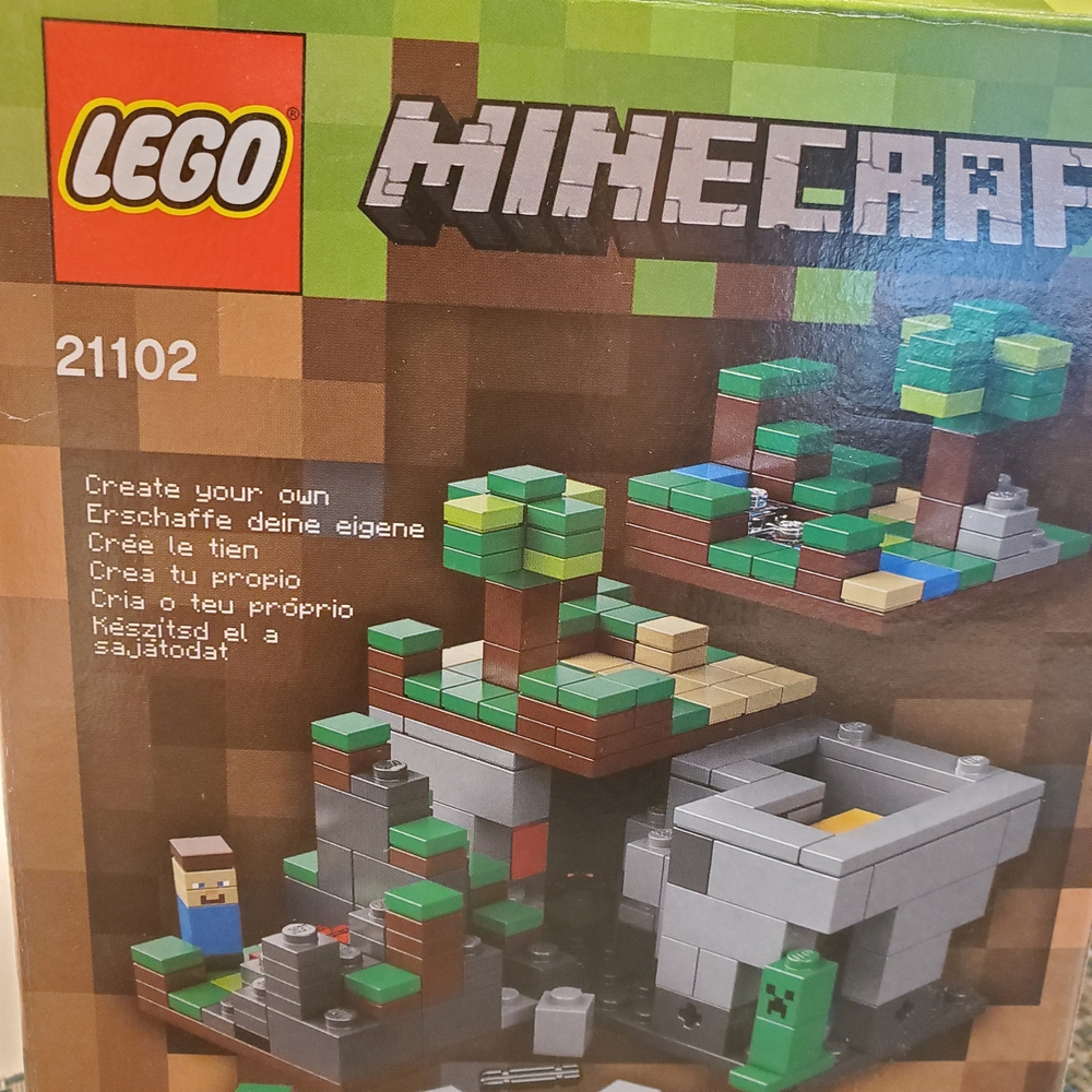 LEGO Minecraft Micro World Set - Picture 3 of 3